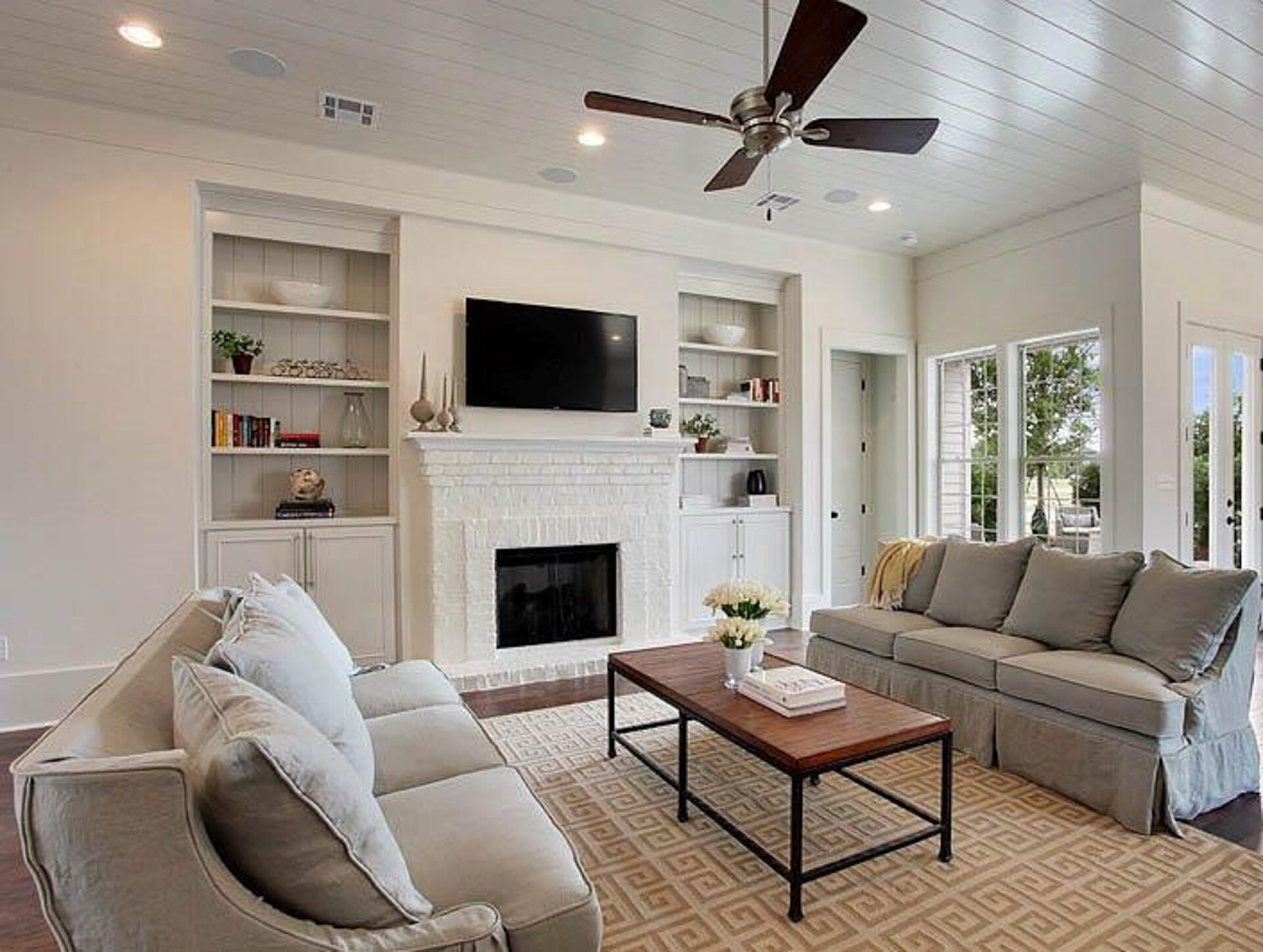 Living room by Highland Homes Chatsworth